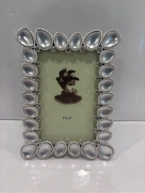 Silver Beaded Teardrop 3x4 Photo Frame - Frosted Gem Accents